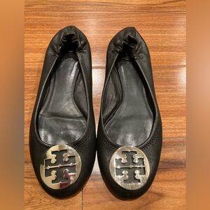 Tory Burch Reva Black Leather Ballet Flats Silver Tone Signature Logo size 9.5M